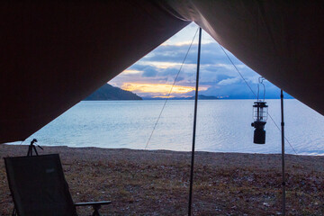 キャンプの朝と琵琶湖の風景