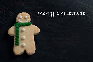 Naklejka premium Gingerbread man Christmas Cookies on Blackboard