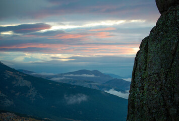 mar de nubes en la montaña 