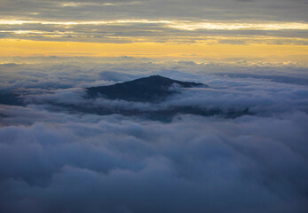 Obraz premium mar de nubes en la montaña 