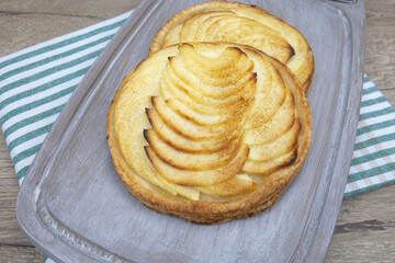 tartelette aux pommes fines sur une planche à découper
