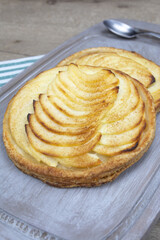 tartelette aux pommes fines sur une planche à découper