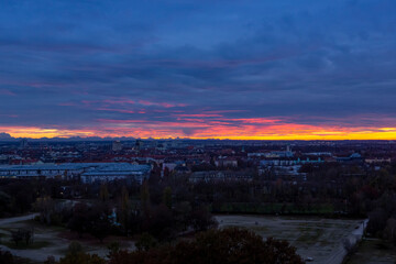 Obraz premium South Munich sunset during a cloudy autumn afternoon.