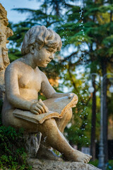 Fototapeta na wymiar statue of an angel in a fountain
