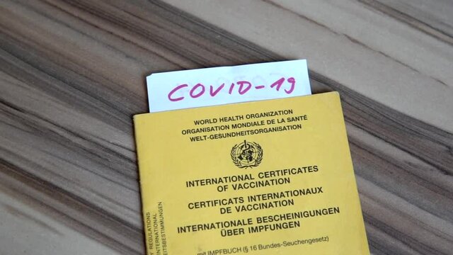 Impfpass mit Vermerk für Impung gegen Covid-19