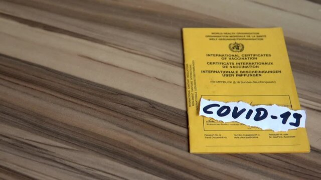 Impfpass mit Impfung gegen Coronavirus, covid-19