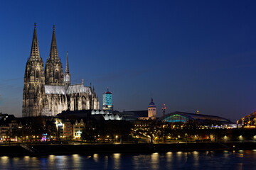 Fototapeta na wymiar view of cologne on the rhine with old town and cathedral at dusk