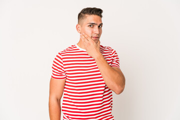 Obraz premium Young caucasian handsome man isolated touching back of head, thinking and making a choice.