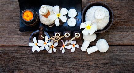 Obraz na płótnie Canvas Spa massage compress balls, herbal ball on the wooden with treaments spa