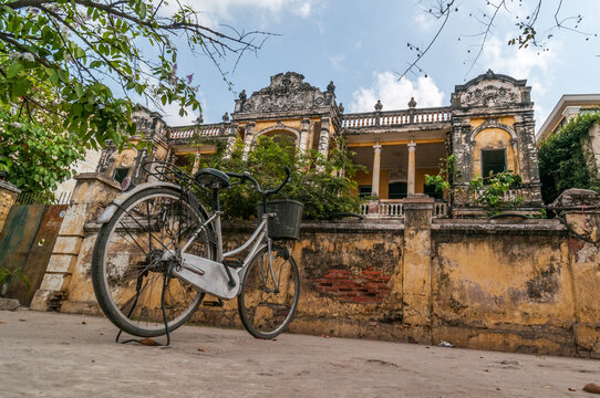 THE MANSION, PHNOM PENH, CAMBODIA - 07 February 2009: Bicycle parked in front of famous derelict colonial building owned by FCC and called
