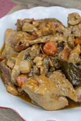 plat de coq cuisiné à la bière sur une table