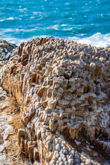 柱状節理の流紋岩のアップと日本海　島根県出雲市大社町　Closed-up columnar joint rhyolite rock and the Sea of Japan