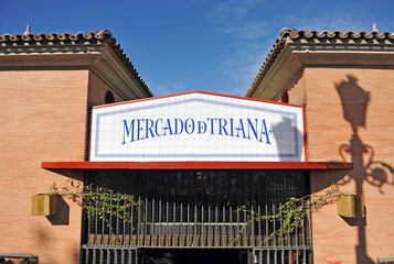 Mercado de Triana en Sevilla, España. Rótulo publicitario hecho en vinilo a la entrada del...