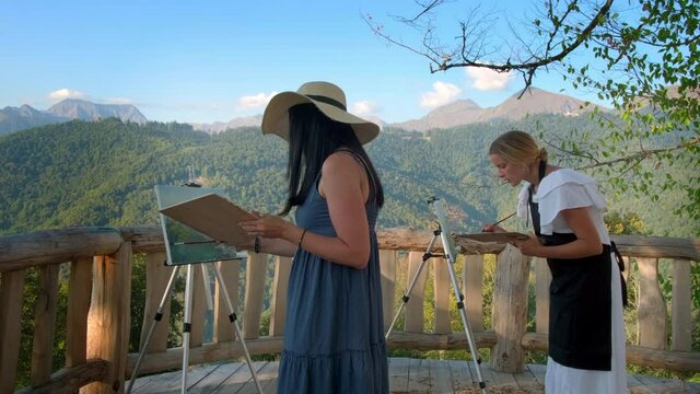 plein-air master class of drawing, women are painting