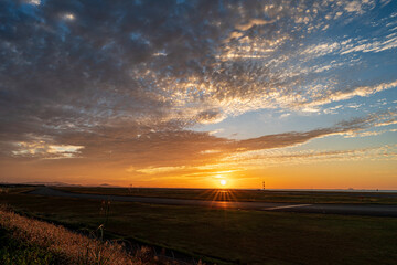 秋の空港の朝焼け