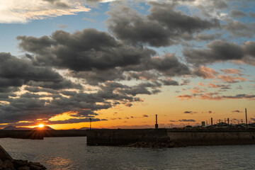 秋の夕焼けの漁港