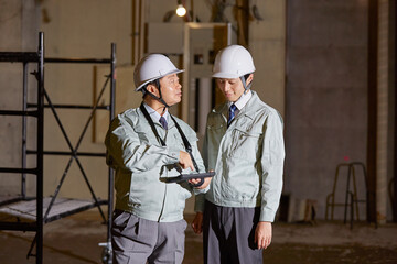 現場で働く作業員 Wall Mural Wallpaper Murals Wallsheaven Siro46