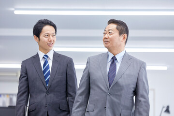 会話する上司と部下