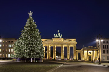 Fototapeta na wymiar Weihnachtsbaum am Brandenburger Tor Berlin