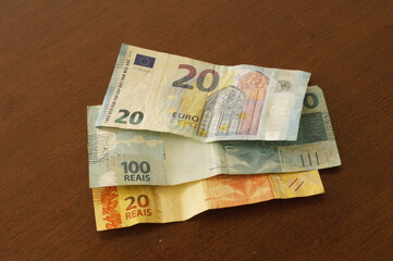 20 euros bill that is worth a 120 Brazilian reais bill on a table in December 2020.