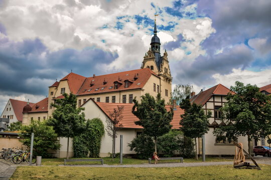 bernburg, deutschland - kleiner park am alten rathaus