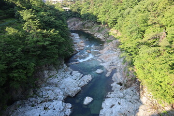 流れる川と岩