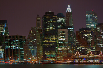 Vista nocturna de edificios emblemáticos de Manhattan, en Nueva York.