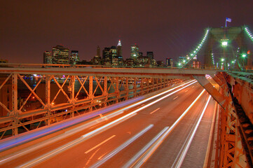 Fototapeta na wymiar Vista nocturna de edificios emblemáticos de Manhattan, en Nueva York.