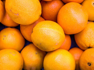 Obraz na płótnie Canvas Fresh organic oranges on display at the market.
