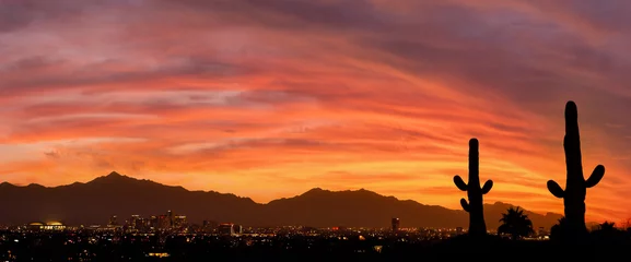 Tuinposter Een levendige zonsondergang boven Phoenix Arizona © jdross75