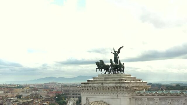 Vista aerea con drone dell'Altare della Patria noto come il monumento nazionale a Vittorio Emanuele II o Milite Ignoto, nella citt&agrave; di Roma, Piazza Venezia, Italia. Ripresa aerea con drone.