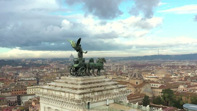 Vista aerea con drone dell'Altare della Patria noto come il monumento nazionale a Vittorio Emanuele II o Milite Ignoto, nella citt&agrave; di Roma, Piazza Venezia, Italia. Ripresa aerea con drone.