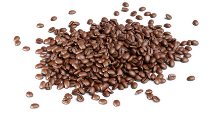 Kaffeebohnen liegen auf auf einem weißen Untergrund