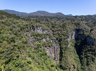 Vale com cachoeira e floresta