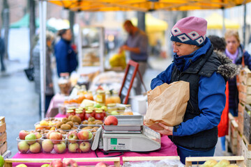 Bella donna al lavoro