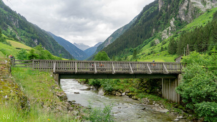 Fototapeta premium Brücke mit Bergen im Hintergrund