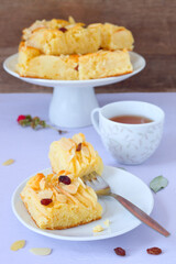 Saftiger Kuchen mit Apfelspalten	