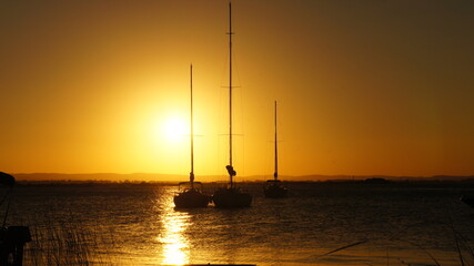 Veleiros no p&ocirc;r do sol