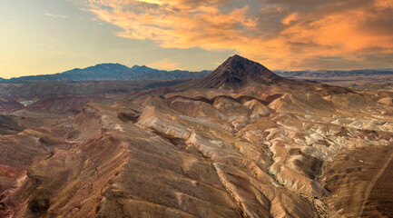 Naklejka premium SUNSET IN THE DESERT MOUTAINS