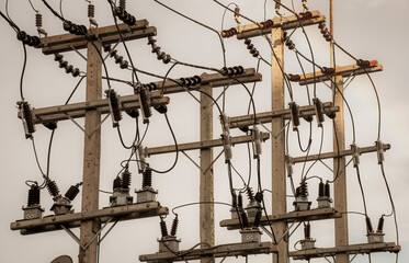 Cables eléctricos de alto voltaje conectados en postes de transmisión 