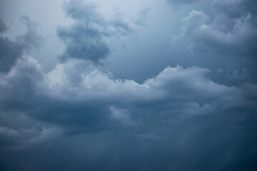 cielo azul con nubes sin sol imagen de tormenta