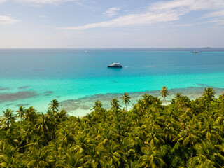 Fototapeta na wymiar Aerial spherical panorama of tropical paradise beach on tiny Maldives island. Turquoise ocean, white sand, coconut palm trees.