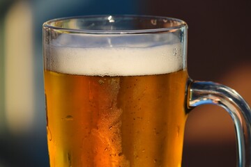 Bierglas mit Bier und Schaum