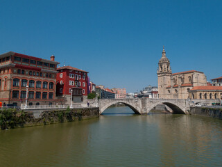 Fototapeta na wymiar Puente de San Anton en el barrio de Atxuri Bilbao 