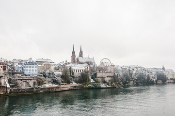 Fototapeta premium Basel, Münster, Kirche, Rhein, Grossbasel, Altstadt, Pfalz, Altstadthäuser, Rheinufer, Martinskirche, Rheinsprung, Riesenrad, Winter, Schneedecke, Schweiz