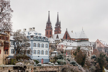 Obraz premium Basel, Münster, Kirche, Rhein, Rheinufer, Grossbasel, Altstadt, Altstadthäuser, Winter, Schnee, Schneedecke, Basel-Stadt, Schweiz