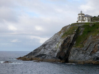FARO DE LA CIUDAD MARINERA DE LUARCA, ASTURIAS, ESPAÑA