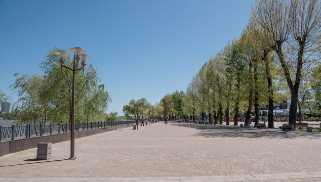  Park on the banks of the Don River, built for the 2018 FIFA World Cup.Citizens walk and rest