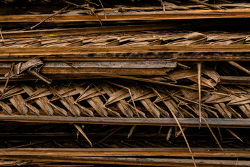Plecione suche liście palmowe, materiał tło naturalne. - obrazy, fototapety, plakaty