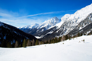 Fototapeta na wymiar Border crossing from Austria to Italy in winter